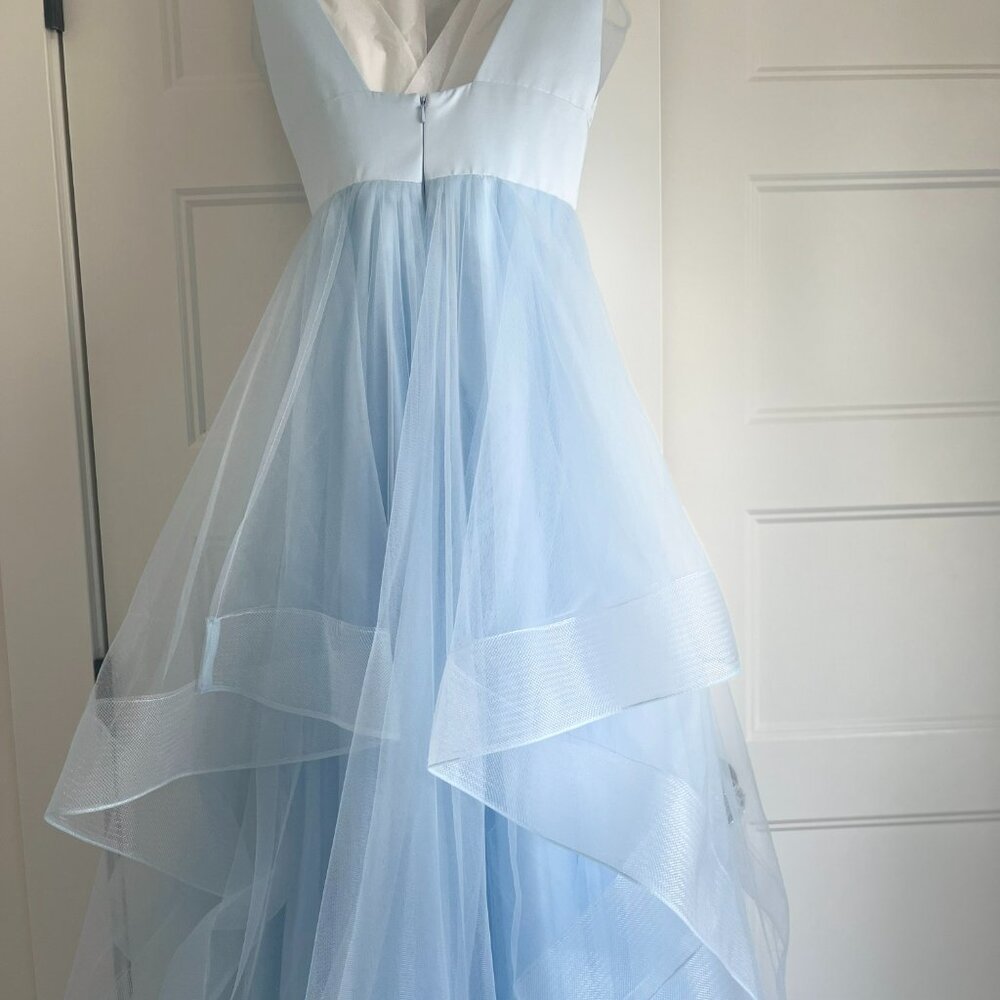 Madison James Cinderella Dress, baby blue, size 0
Bust 30
Waist 24
Length 60 - Picture 8 of 11